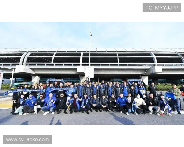 小球迷冲入场内与球星合影，比赛短暂中断后安全人员将其带离