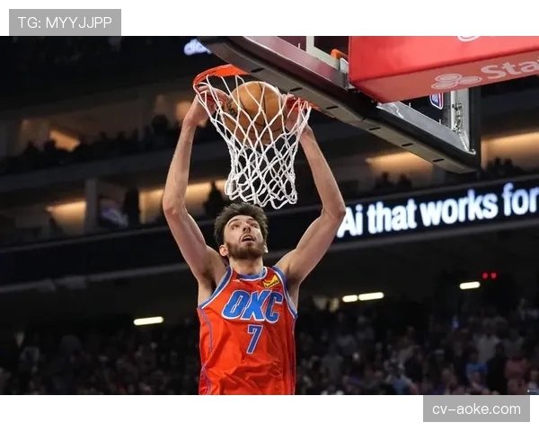 关键时刻：最后一攻，霍姆格伦成功干扰爱德华兹三分，雷霆险胜